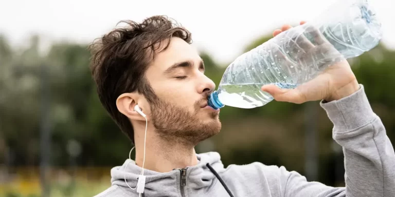 Deltagare dricker vatten efter ett träningspass