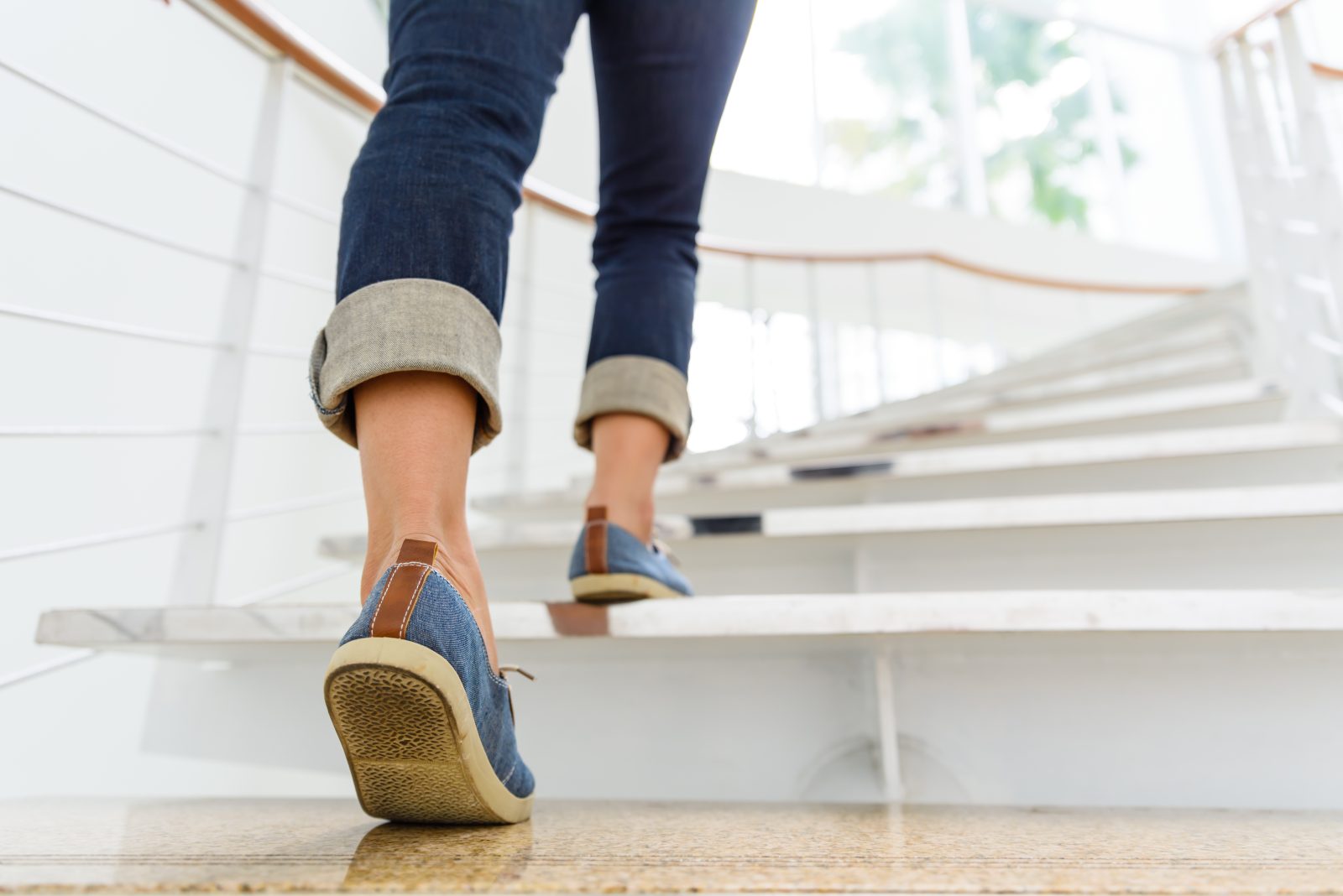 Kvinna går i trappan och följer hälsosamma vanor